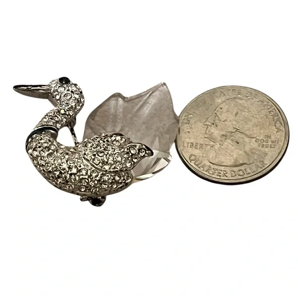 Vintage crystal and rhinestone Swan brooch with blue sapphire look accents - Picture 7 of 8